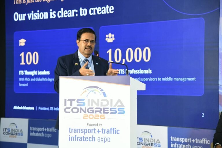 Akhilesh Srivastava presenting ITS India Forum's capacity building vision of 100 ITS thought leaders and 10,000 ITS professionals